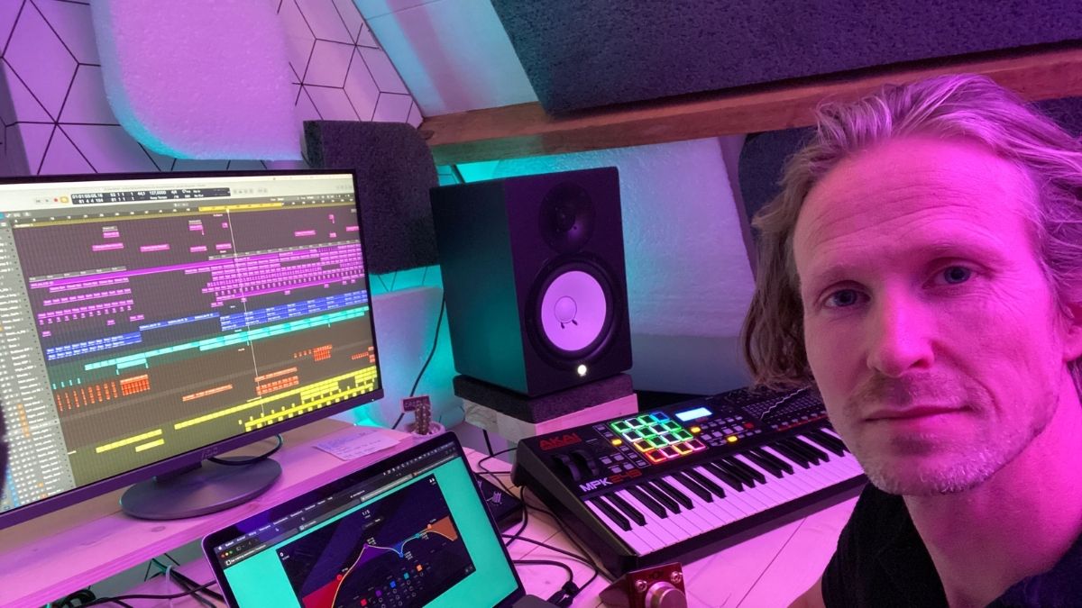 Leon Vissers in his home music production studio 
